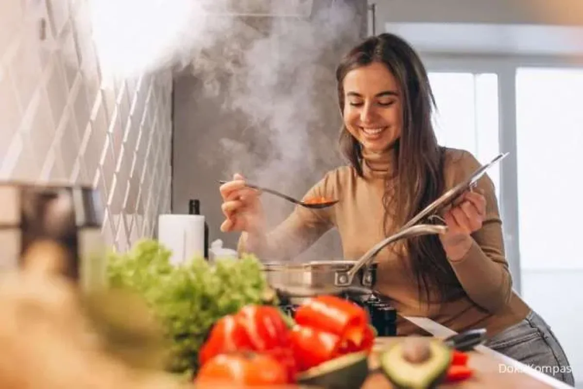 Suka Masak? Ini 6 Cara Menjaga Kulit Tetap Glowing untuk Si Hobi Masak